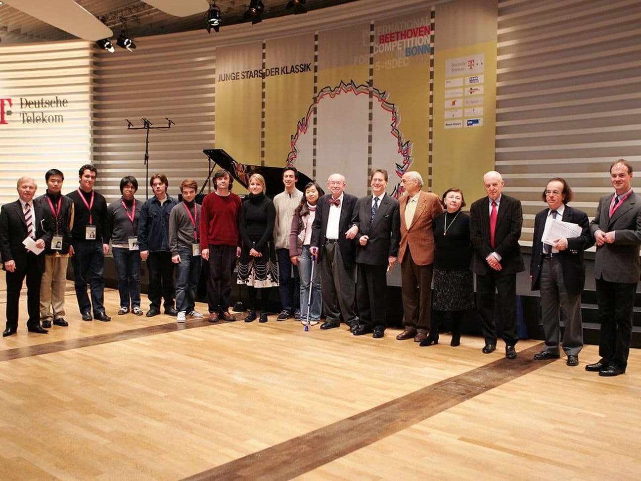 Eine Gruppe von Menschen steht auf einer Bühne während der Internationalen Beethoven Competition in Bonn.