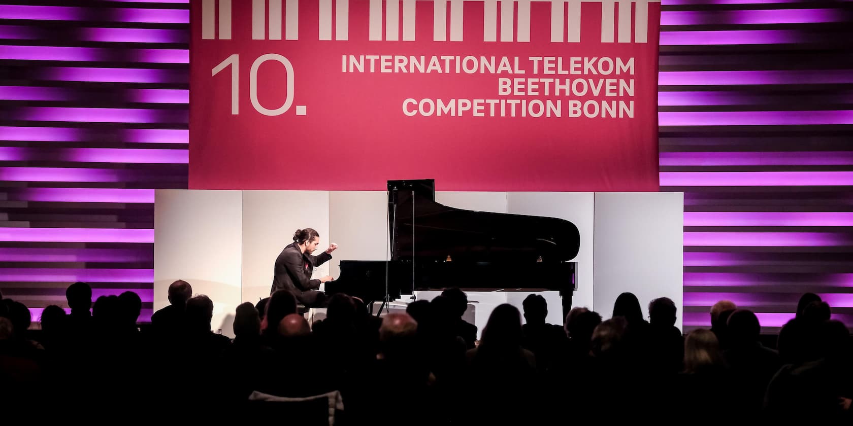 Ein Pianist spielt vor Publikum beim 10. Internationalen Telekom Beethoven Wettbewerb in Bonn.