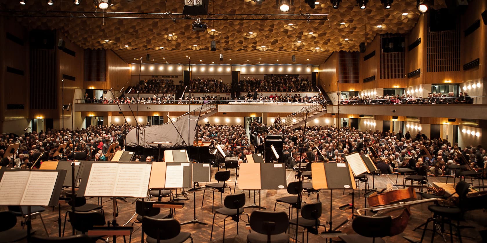 Konzertsaal mit Zuschauern, Blick von der Bühne auf das Publikum