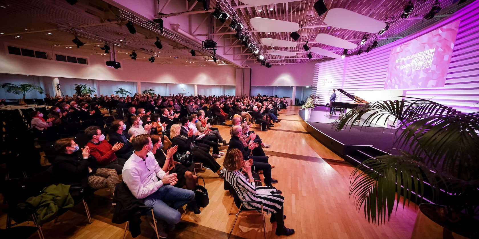 A large meeting hall with an audience applauding a piano performance at the International Telekom Beethoven Competition Bonn 2021.