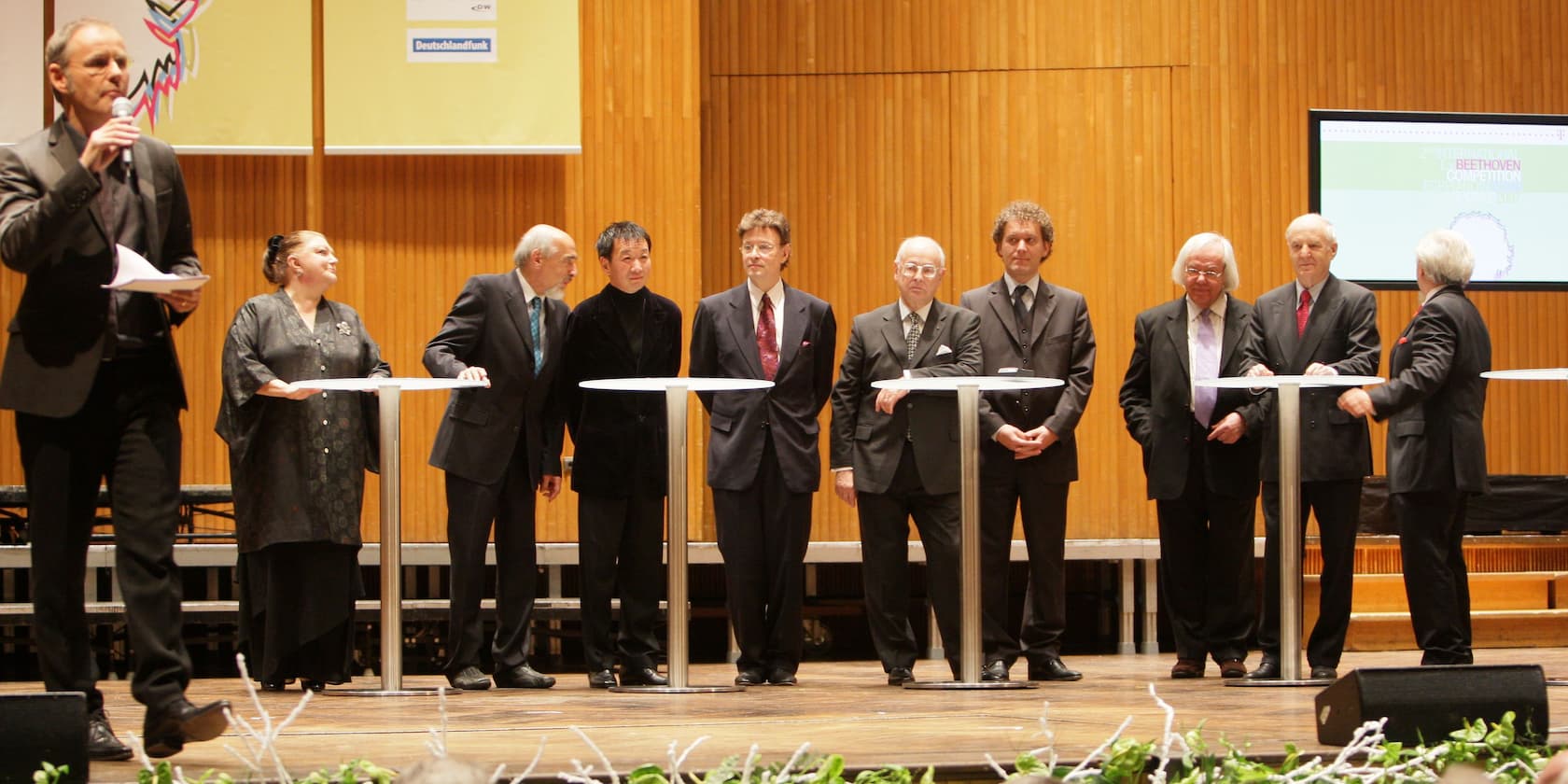 Mehrere Personen auf der Bühne beim 2. Internationalen Beethoven Wettbewerb Bonn.