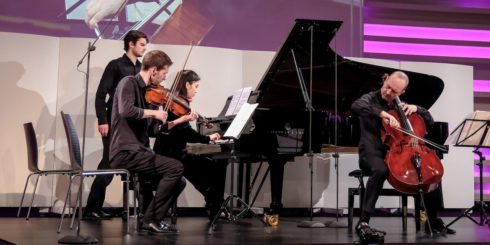 Quartett spielt klassische Musik mit Violine, Klavier und Cello