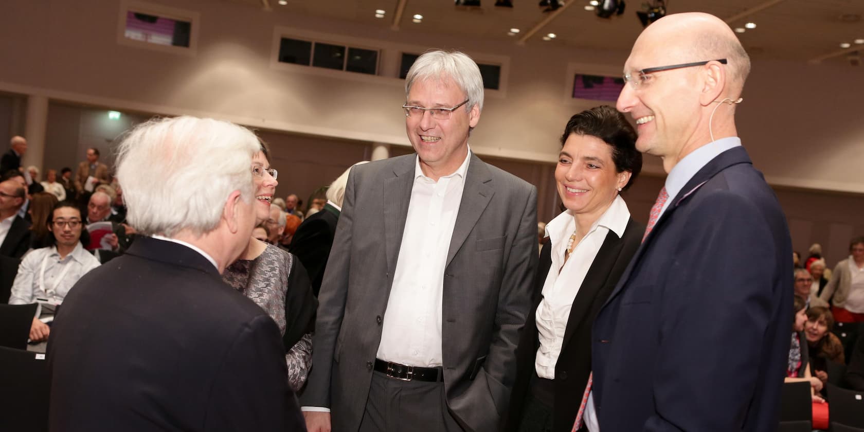 Eine Gruppe von Menschen unterhält sich auf einer Konferenz.