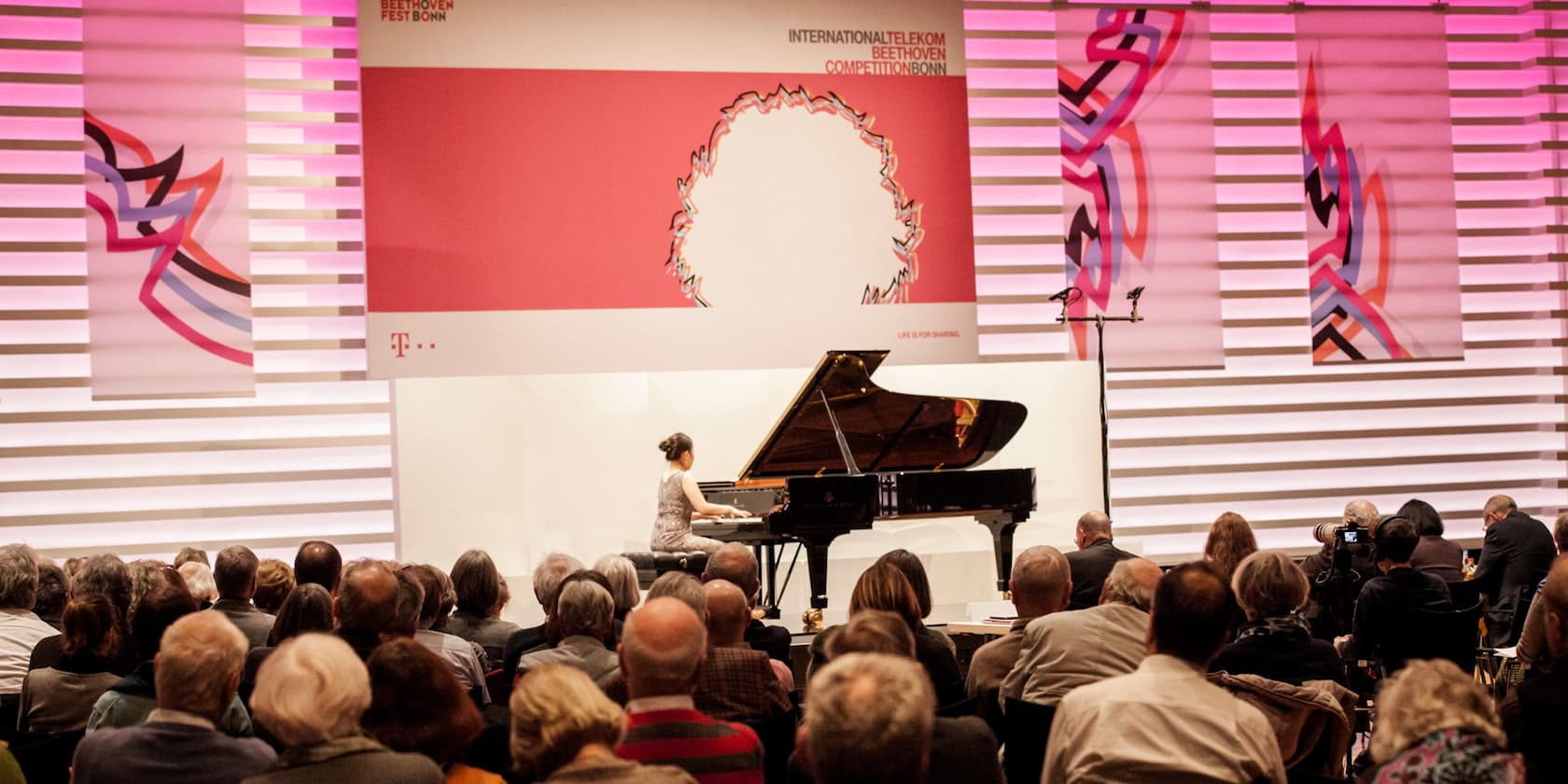 Ein Pianist tritt vor einem Publikum beim International Telekom Beethoven Competition Bonn auf.