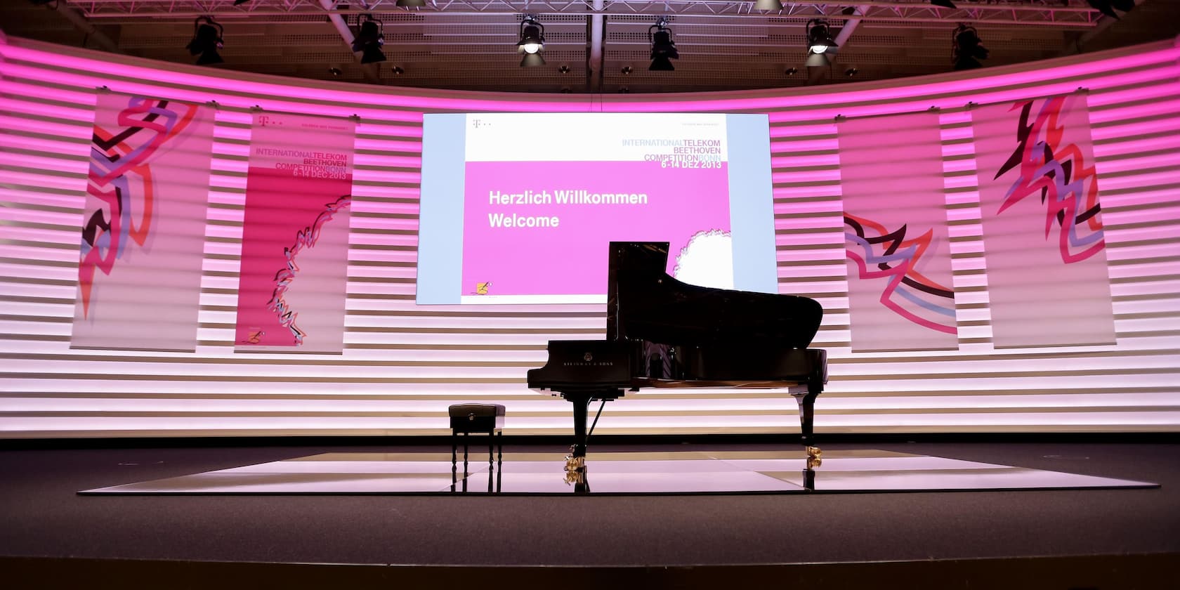 Bühne mit einem Klavier und einem Willkommensschild für den Internationalen Telekom Beethoven Wettbewerb.