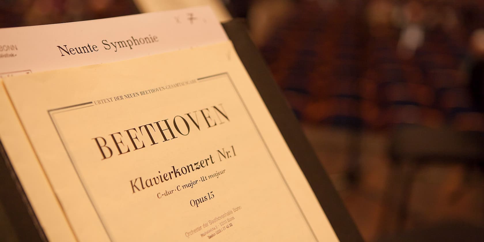 Noten von Beethovens Klavierkonzert Nr. 1 und der Neunten Symphonie auf einem Notenständer.