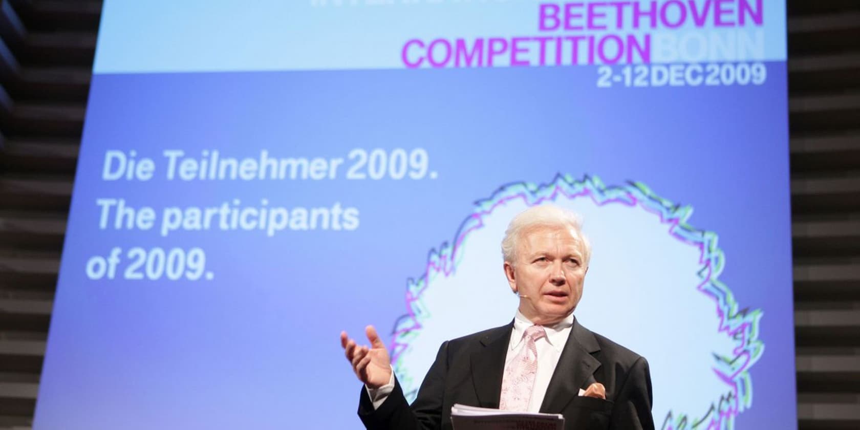 Moderator spricht auf der Beethoven Competition Bonn 2009.