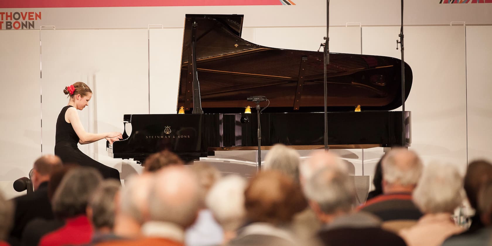 Eine Frau spielt Klavier bei einem Konzert in Bonn.