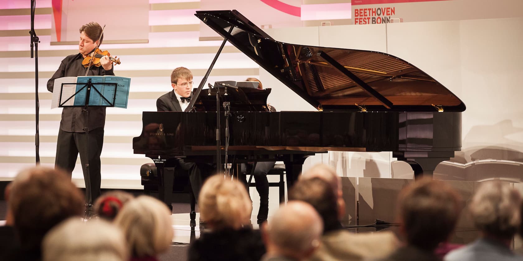 Konzert beim Beethovenfest Bonn mit einem Geiger und einem Pianisten.