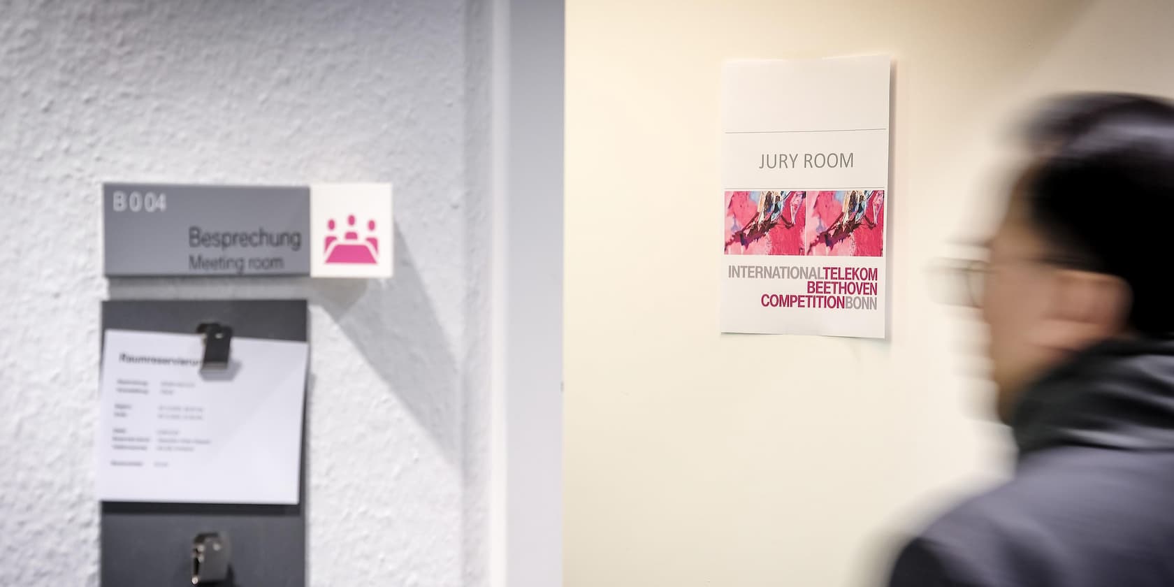 Eingang zu einem Besprechungsraum (Raum B004) mit einem Schild der Internationalen Telekom Beethoven Wettbewerb u.angekündigter Juryraum.