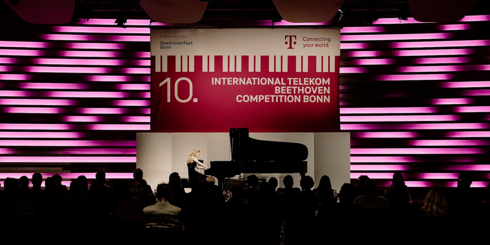 Frau spielt Klavier bei der 10. International Telekom Beethoven Competition Bonn vor Publikum.