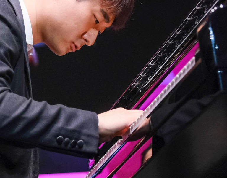 Hans Suh plays the piano